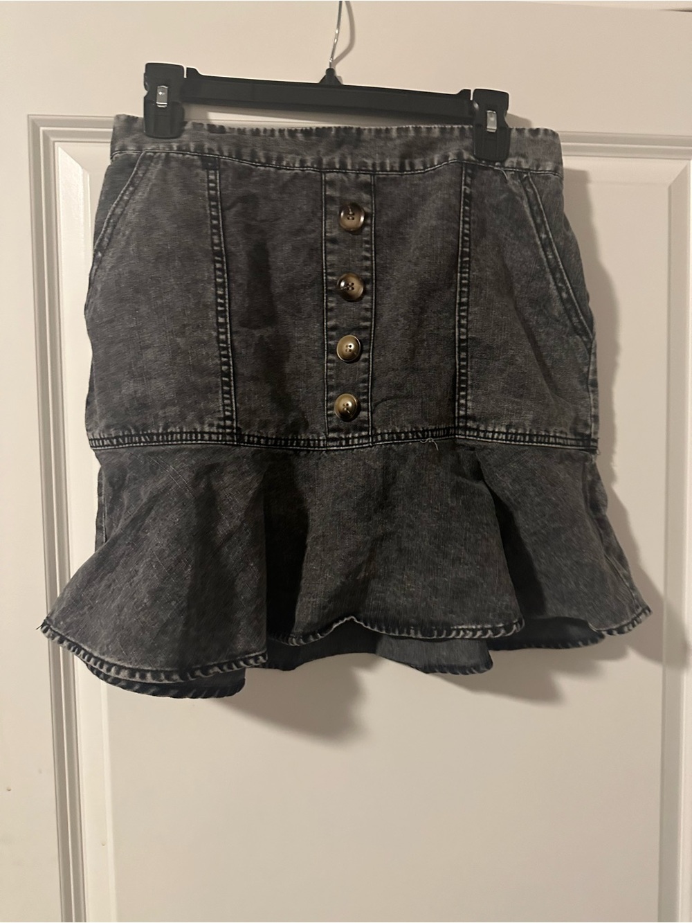 High-Waist Washed Black Denim Mini Skirt with Buttons & Ruffle - Picture 2 of 4
